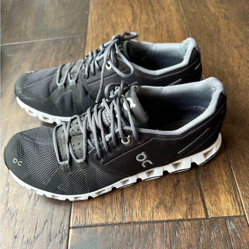 On Cloud black shoes size 7. Black and white.